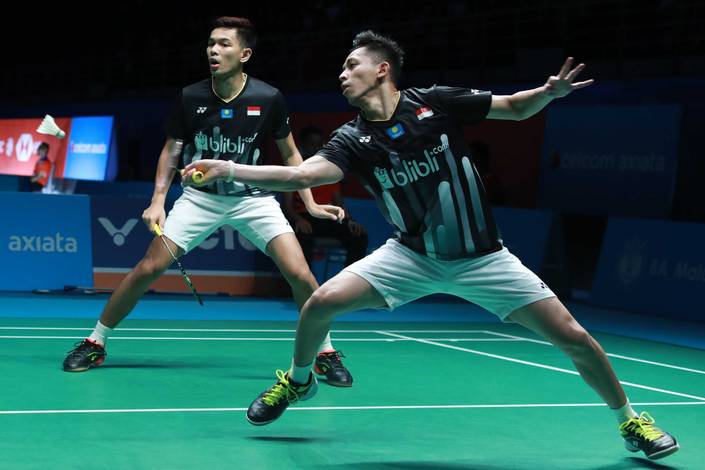 Fajar Alfian/Muhammad Rian Ardianto (Indonesia) menyambut pengembalian.