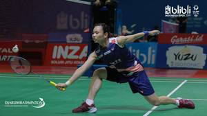 Tai Tzu Ying (Taiwan) mengembalikan shuttlecock.