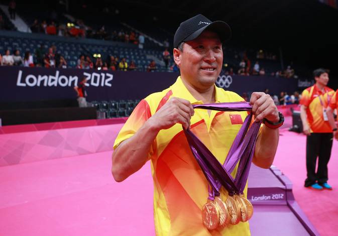 Li Yongbo Berfoto Bersama Medali Emas di Olimpiade London 2012 (foto: AFP)