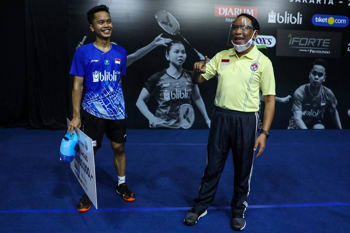 Menteri Pemuda dan Olahraga Republik Indonesia, Zainudin Amali (kanan) saat berbincang dengan Anthony Sinisuka Ginting.