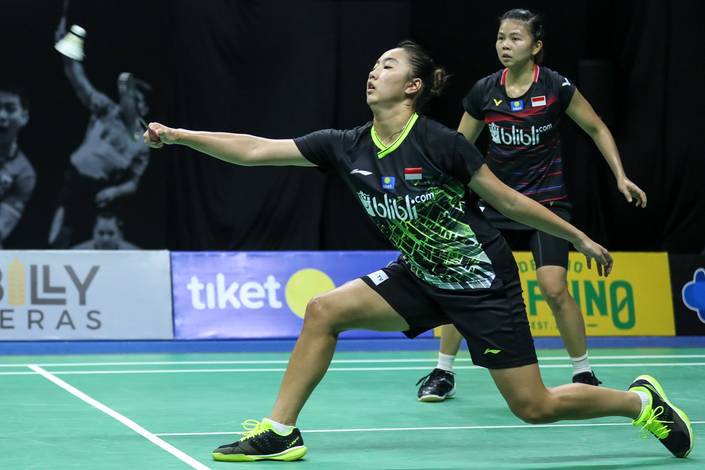 Febby Valencia Dwijayanti Gani/Greysia Polii mengembalikan shuttlecock.