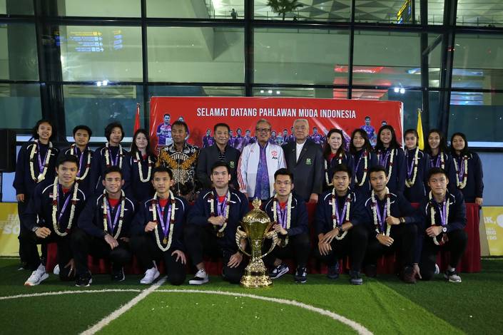 Tim junior Indonesia mendapatkan sambutan hangat setibanya di Tanah Air, Selasa (15/10).