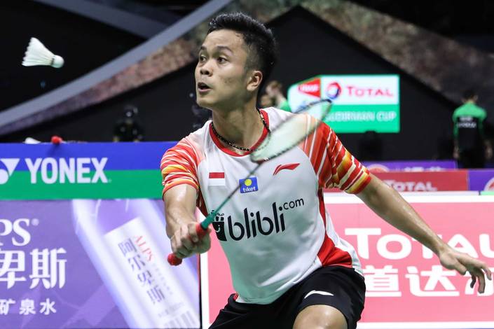 Anthony Sinisuka Ginting (Indonesia) bersiap menghadang pengembalian.