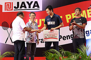 Hendra Setiawan (dua dari kanan) mendapatkan bonus sebesar Rp 500 juta.