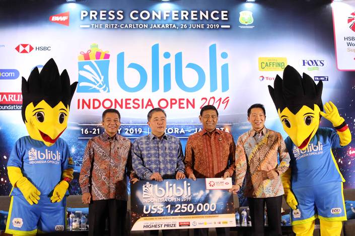 Ketua Umum PP PBSI, Wiranto (kedua dari kanan) bersama jajaran, berfoto bersama usai konfrensi pers Blibli.com Indonesia Open 2019 BWF World Tour Super 1000.