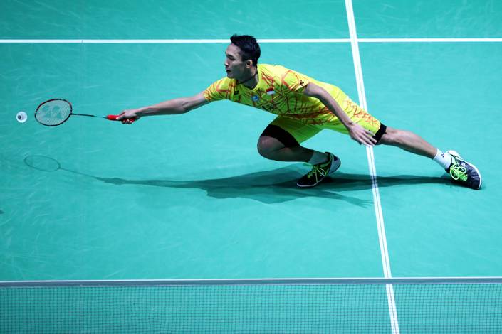 Jonatan Christie berusaha menghadang serangan.