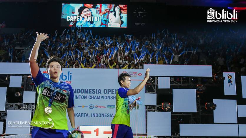 Tontowi AHMAD dan Liliyana NATSIR (Indonesia) melakukan selebrasi dan menyapa penonton