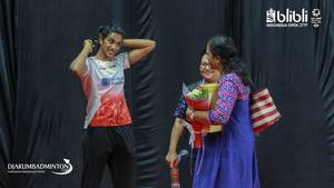 Pusarla V. Sindhu (kiri) saat berbincang di warming up hall.