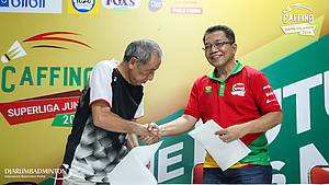 Sekretaris Jenderal PP PBSI, Achmad Budiharto (kanan) dan Director General Kumamoto Badminton Association, Osami Mizuno usai menandatangani kontrak kerjasama.