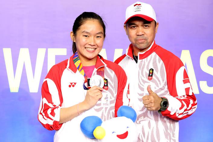 Kepala Bidang Pembinaan dan Prestasi PP PBSI 2020-2024, Rionny Mainaky (kanan) bersama pemain tunggal putri Indonesia, Ruselli Hartawan. (Foto: PBSI)