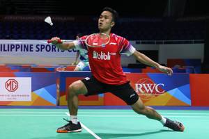 Anthony Sinisuka Ginting (Indonesia) menyambut pengembalian.