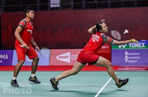 Ganda campuran Indonesia, Praveen Jordan/Melati Daeva Oktavianti mengembalikan shuttlecock. (Copyright: Badmintonphoto | Courtesy of BWF)