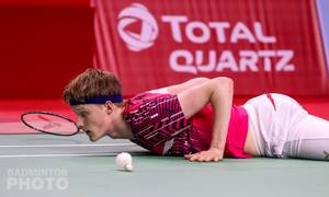 Tunggal putra nomor tiga dunia asal Denmark, Anders Antonsen jatuh bangun menghadang serangan lawan. (Copyright: Badmintonphoto | Courtesy of BWF)