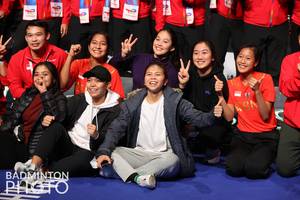 Skuad putri Indonesia di Piala Uber 2021 berpose bersama juara Piala Thomas 2021 (Badminton Photo/Yves Lacroix)