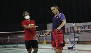Tunggal putra Indonesia, Jonatan Christie saat mendapatkan arahan dari pelatih. (Foto: PP PBSI)