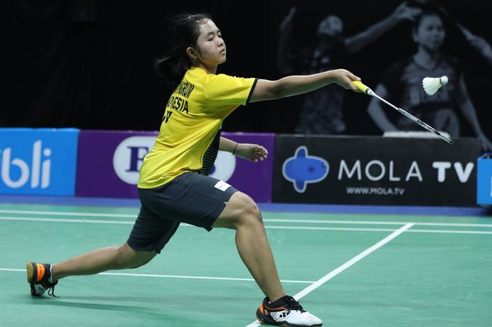 Asty Dwi Widyaningrum mengembalikan shuttlecock.