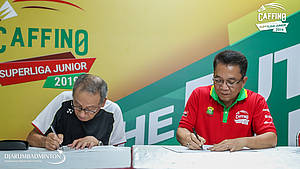 Sekretaris Jenderal PP PBSI, Achmad Budiharto (kanan) dan Director General Kumamoto Badminton Association, Osami Mizuno saat menandatangani kontrak kerjasama.