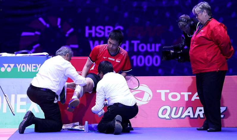 Hendra Setiawan (Indonesia) saat mendapatkan penanganan medis.