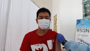 Pemain ganda putra Indonesia, Hendra Setiawan saat menerima vaksin tahap kedua. (Foto: PP PBSI)