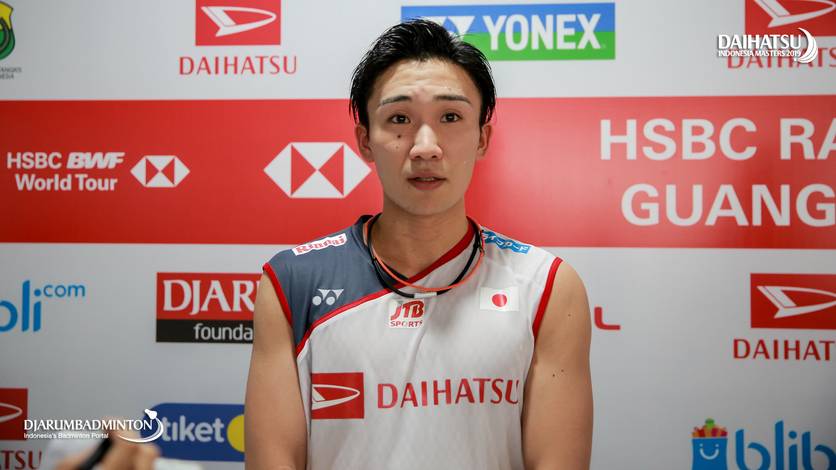 Kento Momota (Jepang) saat melakukan sesi wawancara setelah selesai bertanding