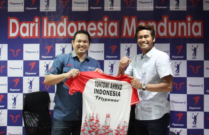 Tontowi Ahmad (kanan) usai teken kontrak dengan Flypower.