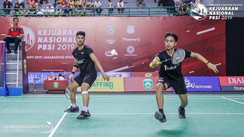 Muhammad Rayhan Nur Fadilah/Rahmat Hidayat (Indonesia) menyambut pengembalian.