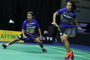 Rehan Naufal Kusharjanto/Lisa Ayu Kusumawati bersiap menghadang serangan.