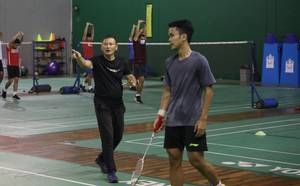 Kepala Pelatih Ganda Putri Indonesia, Hendri Saputra (kiri) saat memberikan arahan kepada Anthony Sinisuka Ginting. (Foto: PP PBSI)
