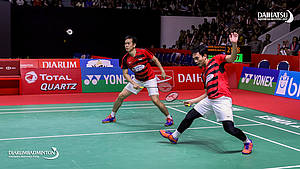 Hendra Setiawan/Mohammad Ahsan (Indonesia) menghadang serangan.