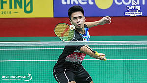 Ikhsan Leonardo Imanuel Rumbay (Indonesia) mengembalikan shuttlecock.