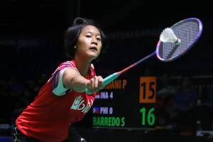 Putri Kusuma Wardani (Indonesia) mengembalikan shuttlecock.