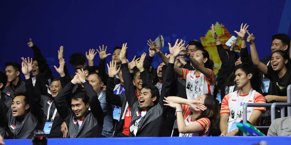 Tim Indonesia saat menyemangati rekannya bertanding.