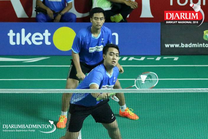 Syahrizal Dafandi Arafixqli/Syahrozi Dafandi Arafixqli (Pratama Badminton Academy) mengembalikan shuttlecock.