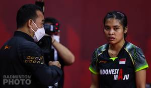 Kepala pelatih tunggal putri Indonesia sekaligus Kepala Bidang Pembinaan dan Prestasi PP PBSI, Rionny Mainaky (kiri) saat memberikan arahan kepada Gregoria Mariska Tunjung. (Copyright: Badmintonphoto | Courtesy of BWF)