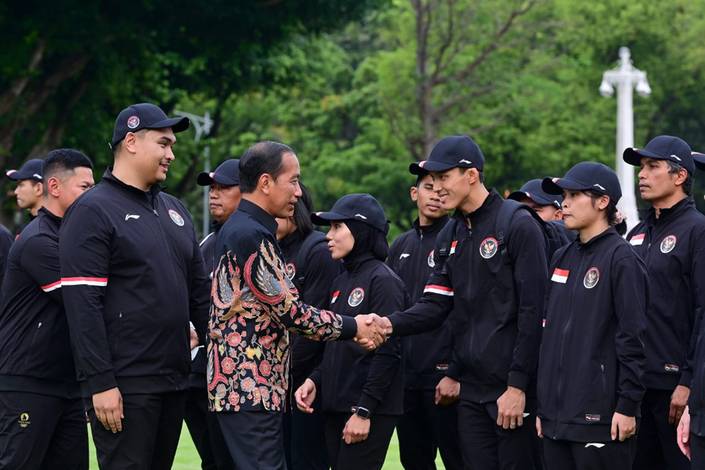 Menteri Pemuda & Olahraga Dito Ariotedjo, Presiden Joko Widodo, dan Jonatan Christie (BPMI Setpres/Muchlis Jr)