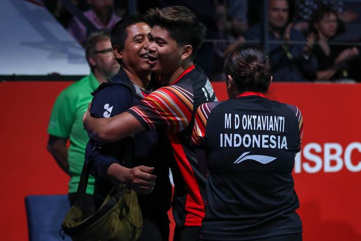 Pelatih ganda campuran Indonesia, Nova Widianto (kiri).
