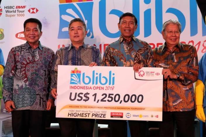 Achmad Budiharto, Kusumo Martanto, Wiranto, dan Yan Haryadi Susanto Berfoto Dengan Cek Hadiah Blibli Indonesia Open 2018 Secara Simbolik.