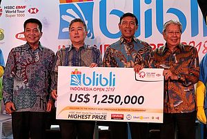 Achmad Budiharto, Kusumo Martanto, Wiranto, dan Yan Haryadi Susanto Berfoto Dengan Cek Hadiah Blibli Indonesia Open 2018 Secara Simbolik.