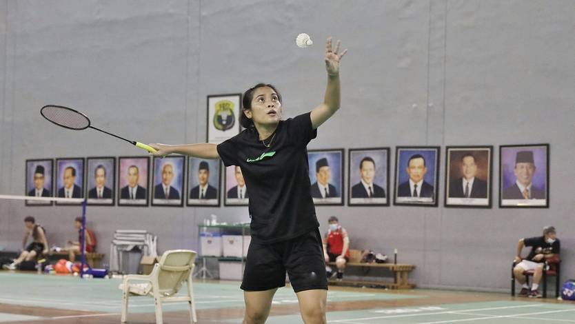 Tunggal putri nomor satu Indonesia, Gregoria Mariska Tunjung bersiap melakukan servis. (Foto: PP PBSI)