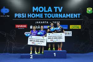 Ribka Sugiarto/Siti Fadia Silva Ramadhanti (kanan) juara ganda putri Mola TV PBSI Home Tournament.