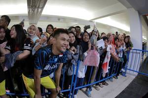 Fajar Alfian berpose foto dengan penonton usai bertanding di Indonesia Masters 2019 (Djarum Badminton)