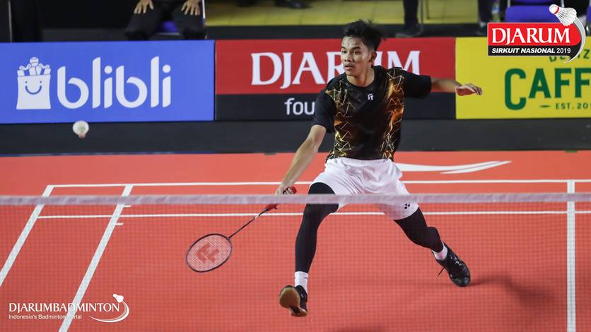 Dinar Taufiqul Hafizh (PB AIC Badminton Academy) berusaha menggapai pengembalian.