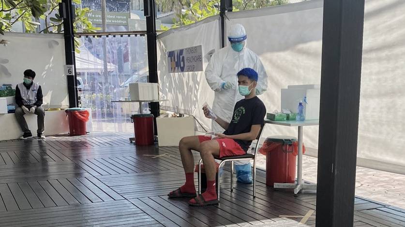 Pemain ganda putra Indonesia, Fajar Alfian ketika hendak menjalani swab tes PCR. (Foto: PBSI)