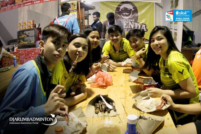 Para Atlet Filipina Saat Berada Di Food Court Area