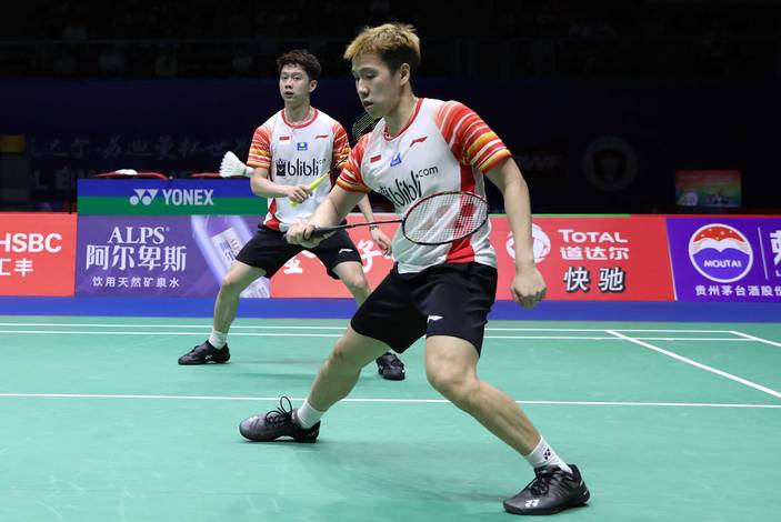 Kevin Sanjaya Sukamuljo/Marcus Fernaldi Gideon (Indonesia) bersiap menghadang pengembalian.