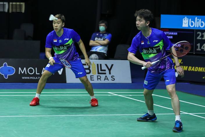 Kevin Sanjaya Sukamuljo/Marcus Fernaldi Gideon (Tim Harimau) bersiap menghadang pengembalian.