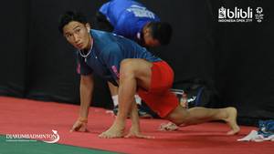 Kento Momota (Jepang) saat melakukan peregangan sebelum bertanding.