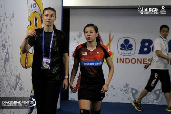 Goh Liu Ying (Malaysia) Bersama Terapisnya