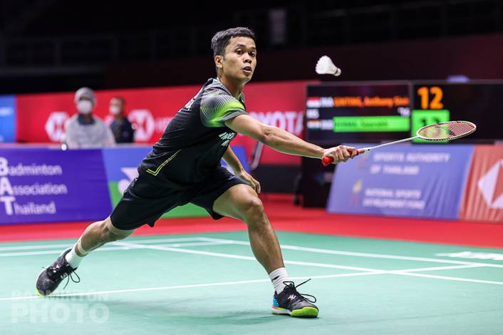 Tunggal putra Indonesia, Anthony Sinisuka Ginting menghadang pengembalian lawan. (Copyright: Badmintonphoto | Courtesy of BWF)