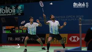 Chirag Shetty/Satwiksairaj Rankireddy (India) menghadang pengembalian.